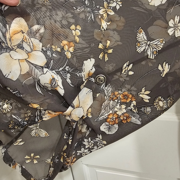 Papermoon Jonis Split Neck Blouse Greenish Taupe, Sheer Arms Size 2X - Picture 4 of 7